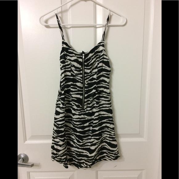 •H&M•Skater dress with Zip - Picture 2 of 3